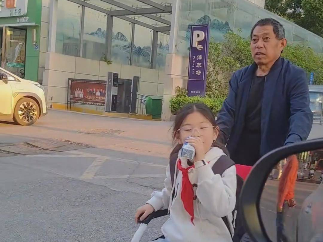 孩子给爷爷康复训练？ 网友：爷爷还一脸我错了的表情