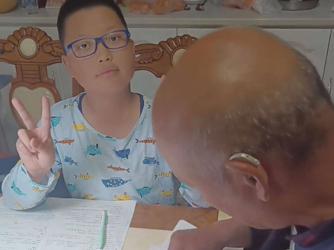 姥爷教孩子作业崩溃瞬间 网友:原来我小时候这么欠抽吗？