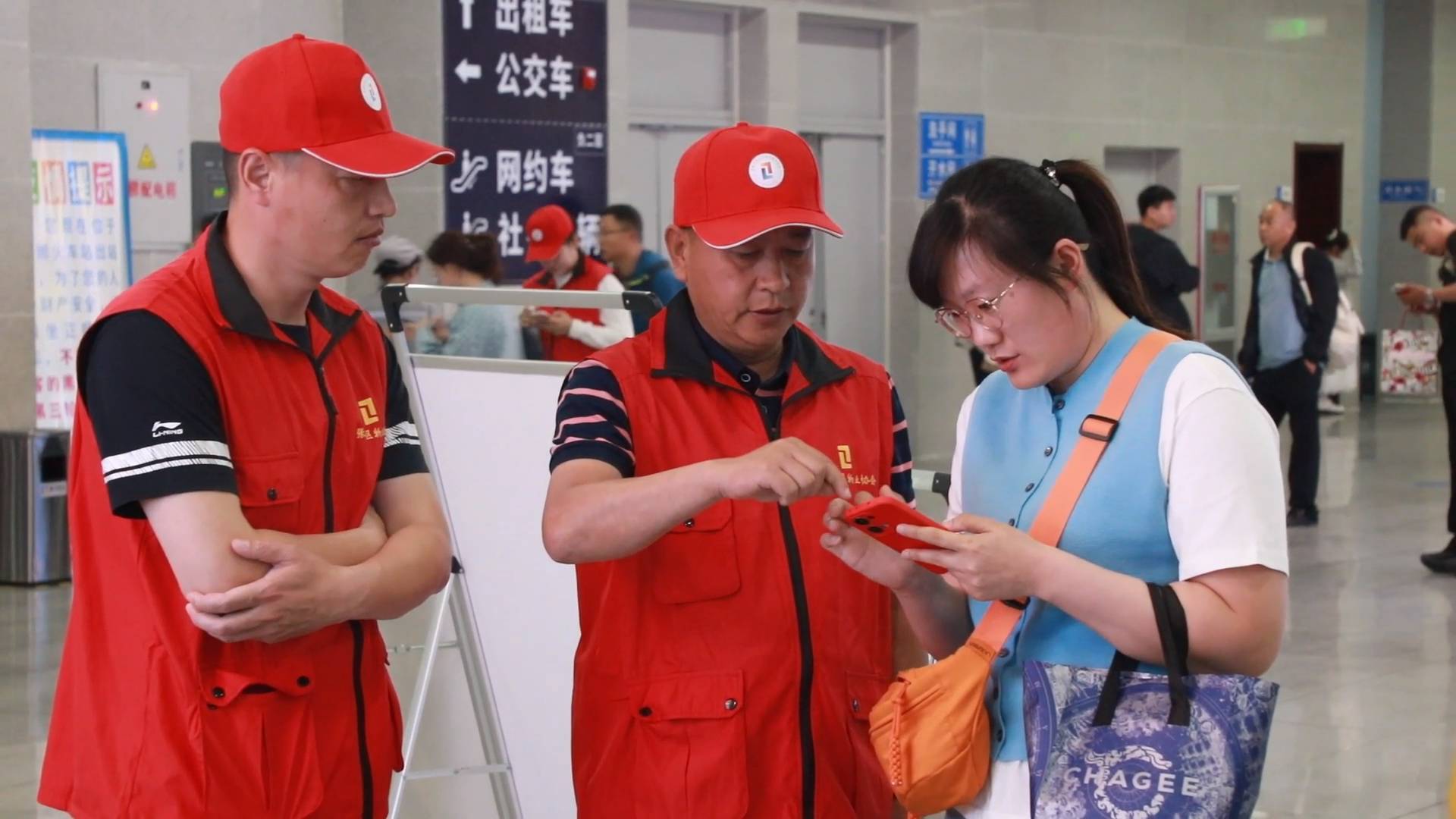 火车站的暖心志愿服务 温暖每一程