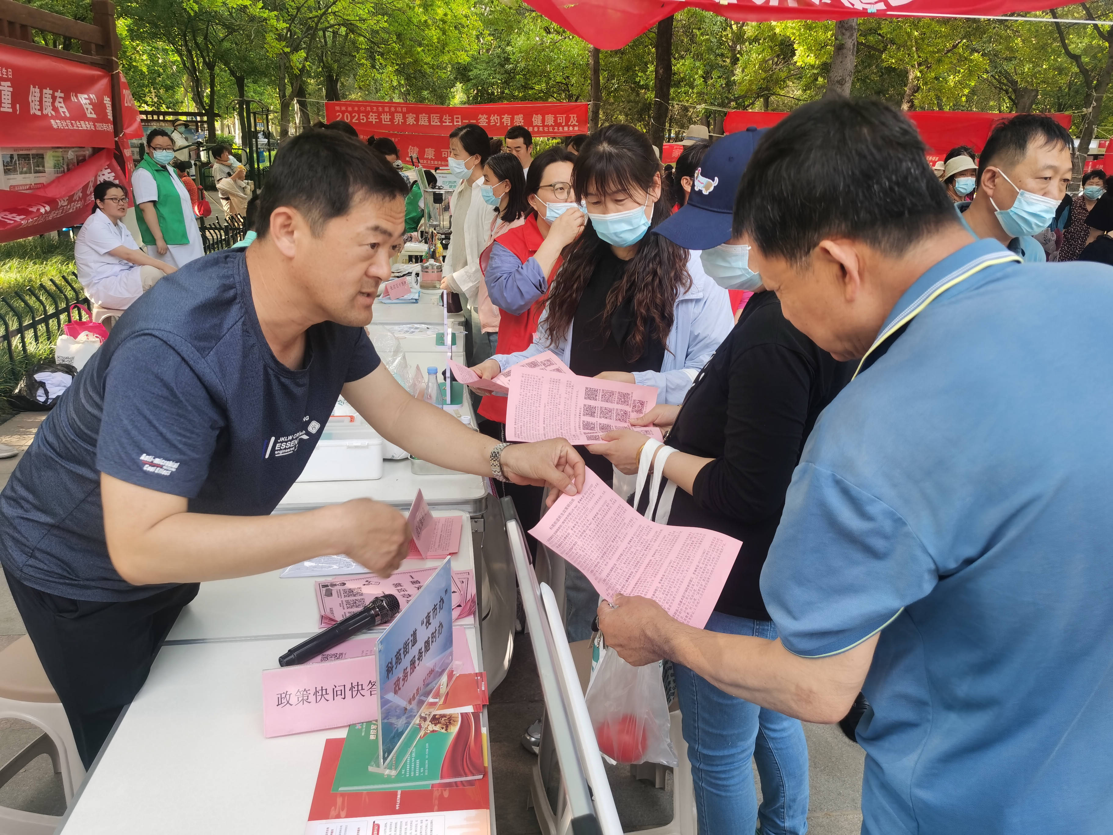 张店：“政暖民心·健康同行”科苑街道开展政医融合进社区政务服务宣传活动