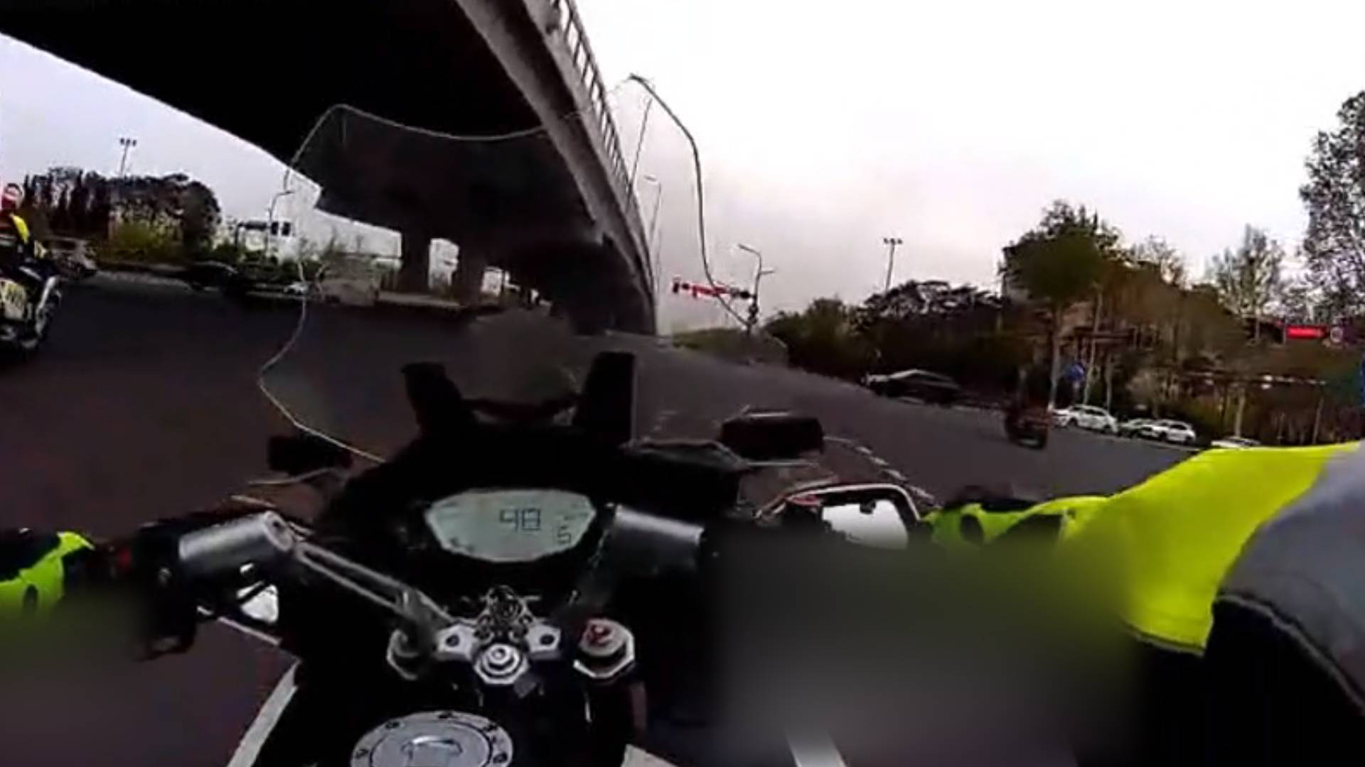 儿童突然昏迷 交警紧急救援