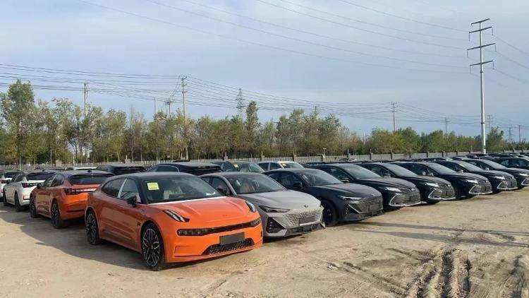 新车当二手车卖！揭秘“0公里二手车”背后灰色产业链：主机厂清库、4S店冲量、出口车商跨境套利