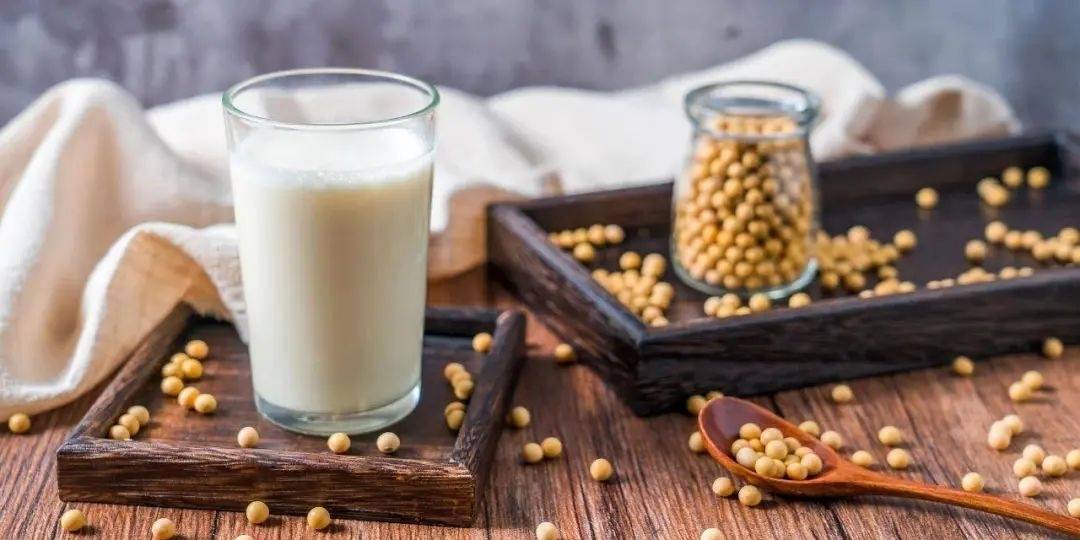 豆浆和牛奶，哪种营养价值更高？这几类人千万别选错！