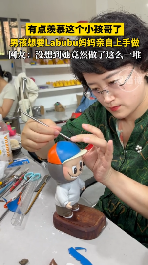 有点羡慕这个小孩哥！男孩想要Labubu妈妈亲自上手做