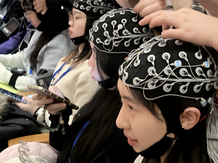 “这是什么神秘高科技？”多人戴“奇异头套”看演出，清华大学回应