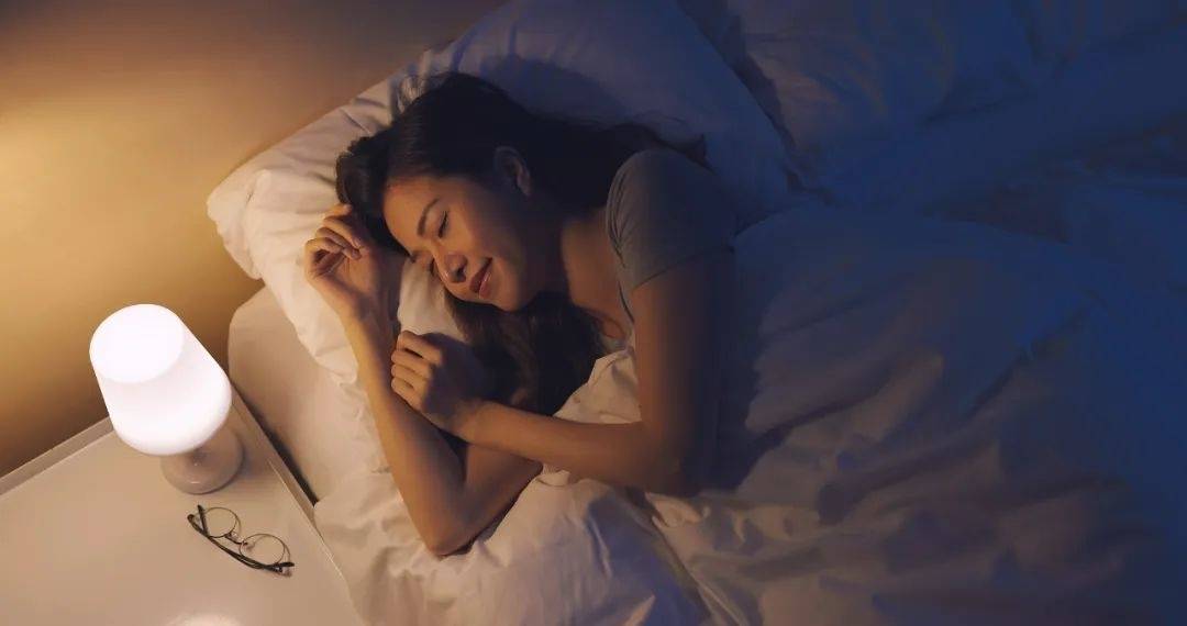 天气炎热，睡觉时开窗好还是开空调好？