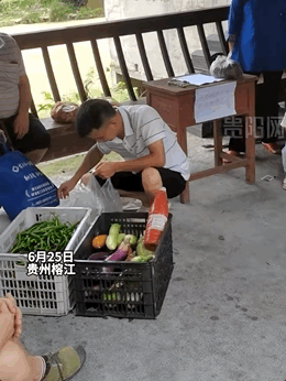 &ldquo;请大家带菜刀，来村委会帮忙干活！&rdquo;