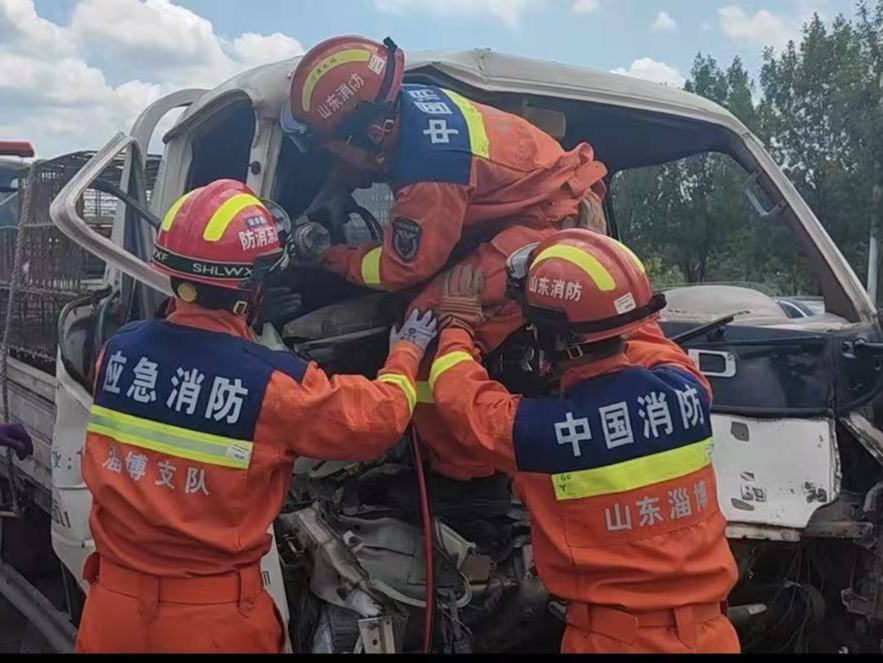 淄博高青突发交通事故 消防12分钟紧急施救