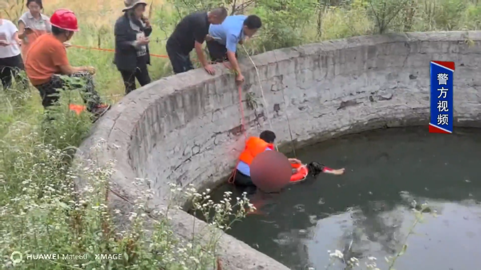 老人不慎落水  警民合力施救