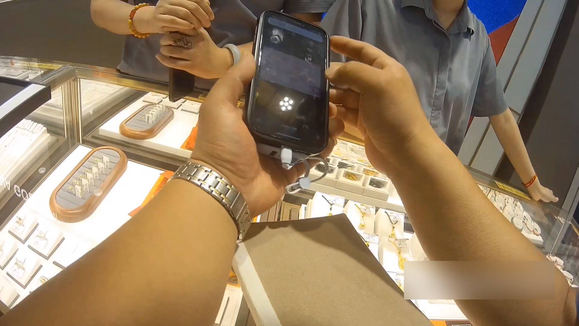 男子要买黄金  店员立即报警