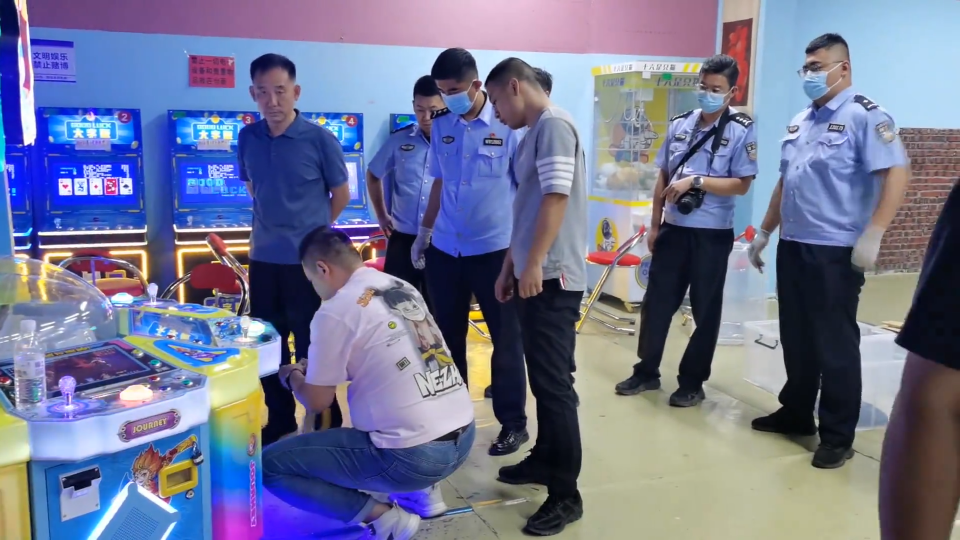 动漫城暗藏赌博机  警方查获一锅端