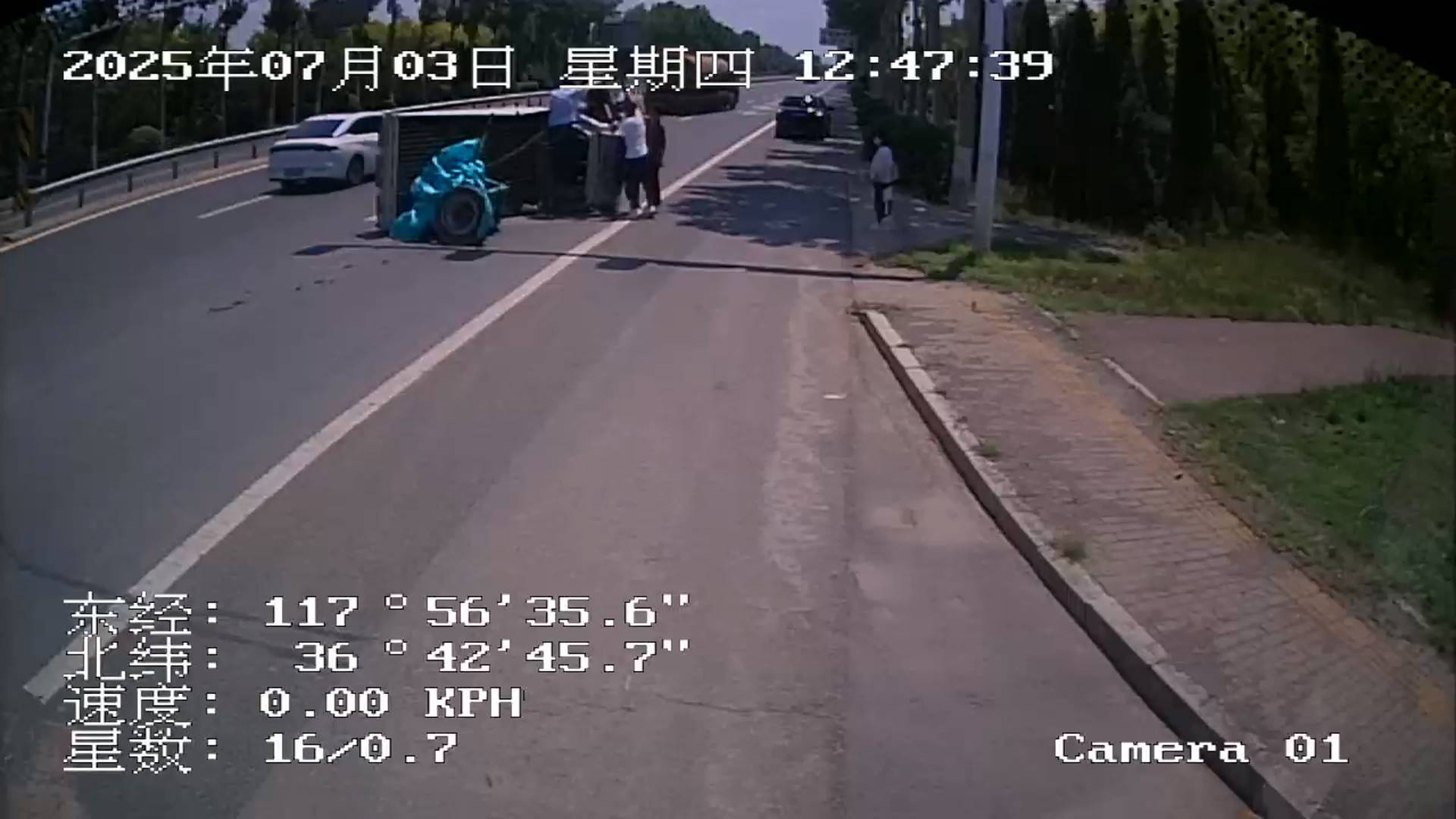 货车侧翻司机被困  众人紧急救援