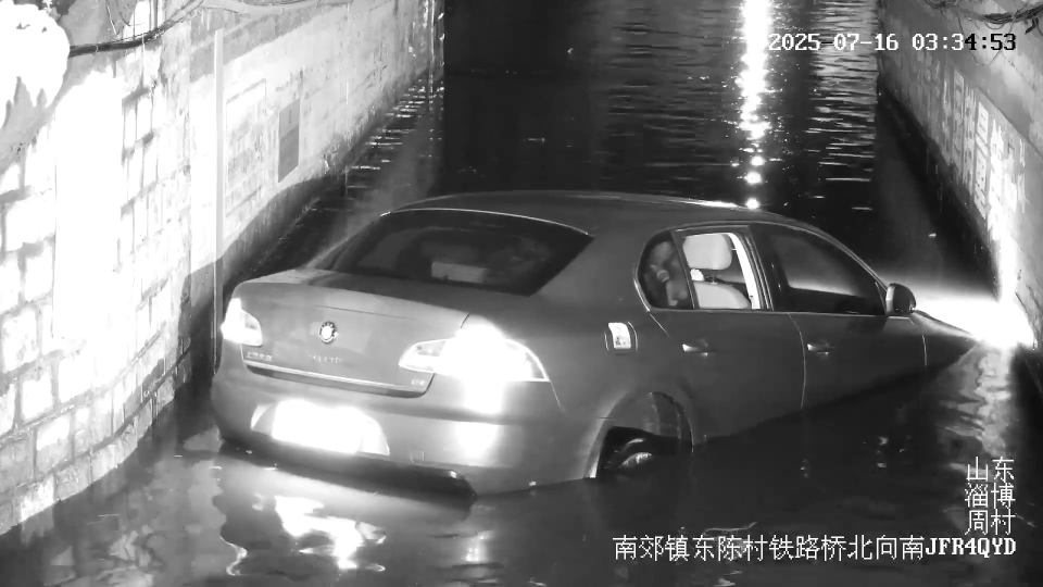 轿车积水涵洞被困 民警徒步涉水救援