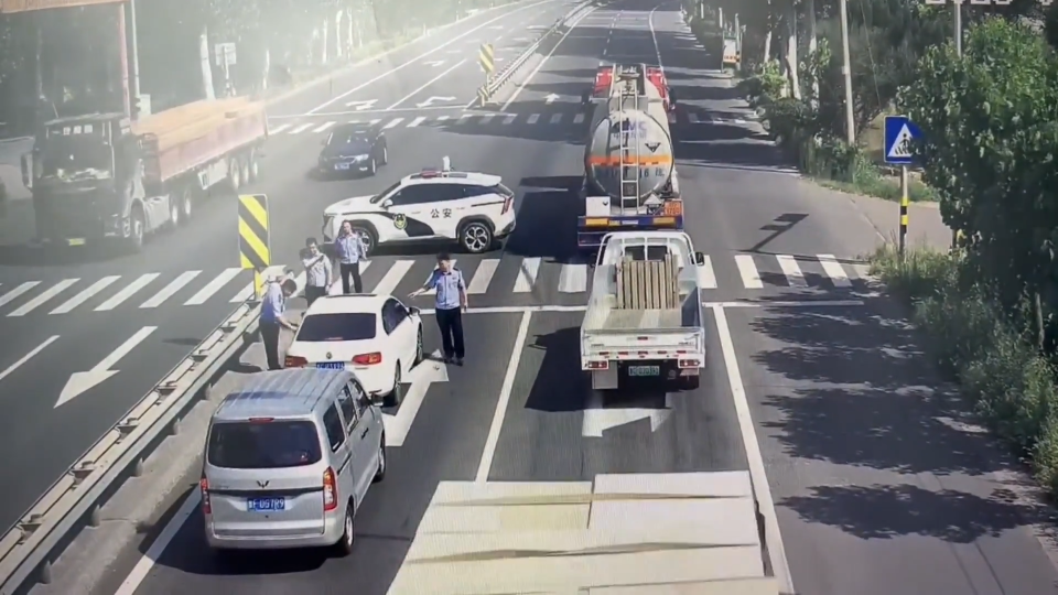 男子驾车“送钱”3万元  民警紧急拦停车辆