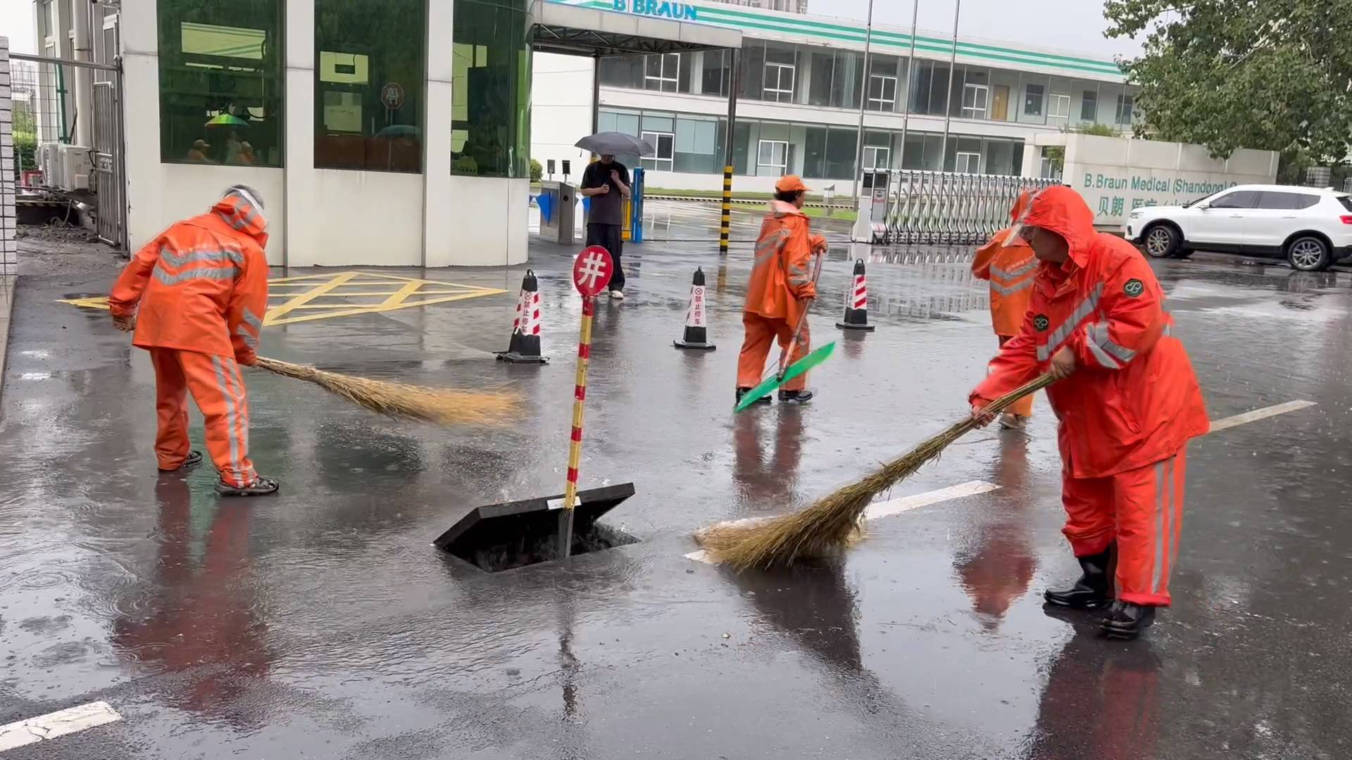 强降雨来袭   多部门保畅通
