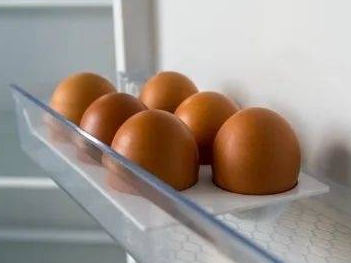 买回来的鸡蛋上面有明显的鸡屎，需要洗干净再放进冰箱吗？