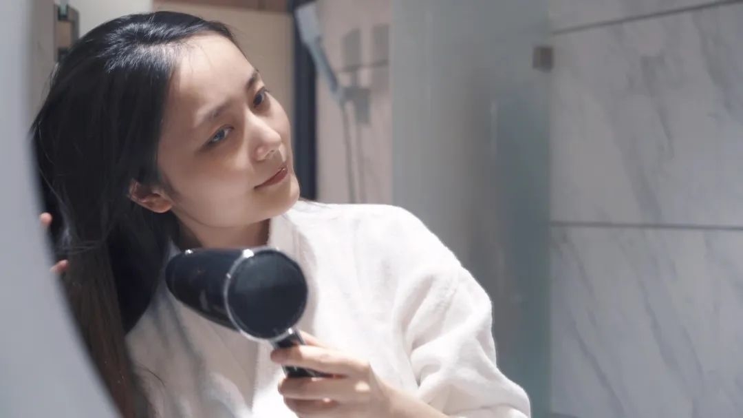千库网_超清实拍女性洗完头吹头发护理_摄影图编号188087.jpg