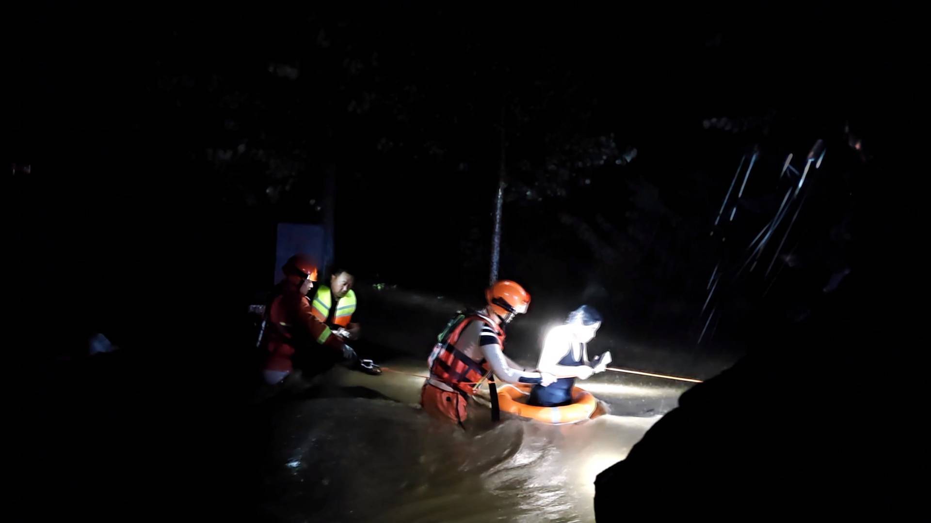 暴雨中三人被困 消防紧急营救