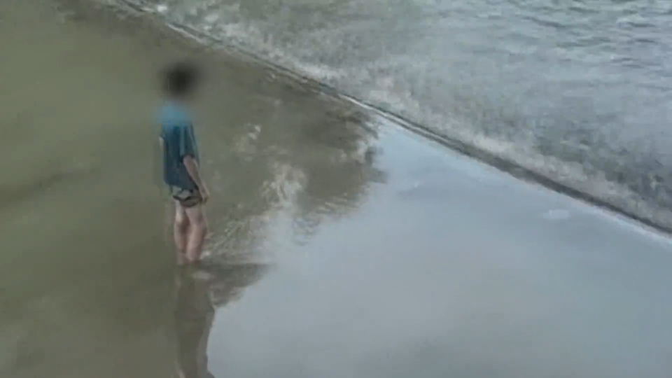 男孩捡鞋困河中 消防架梯救上岸