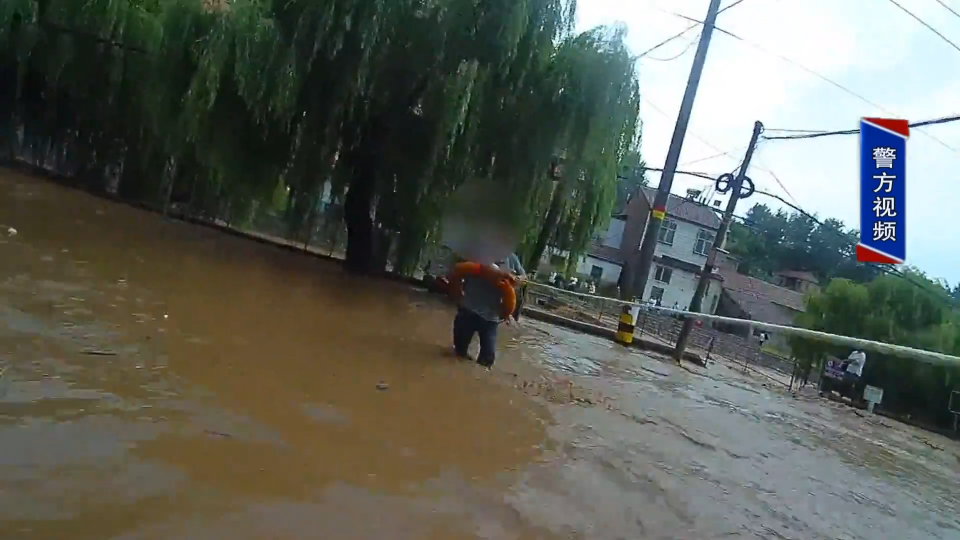 雨中多人被困 民警紧急救援