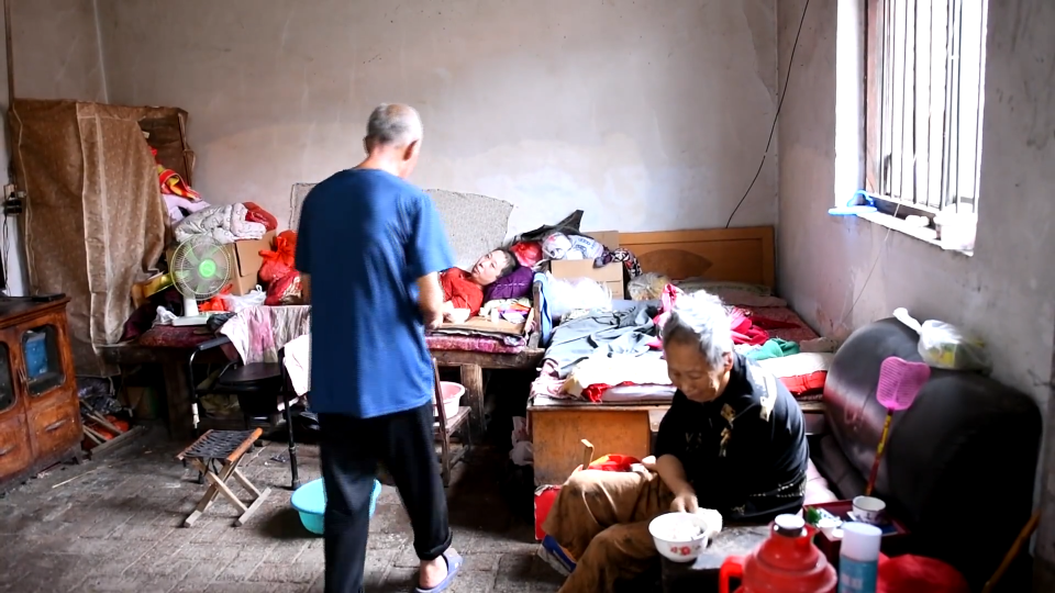 七旬老人不离不弃 照顾患病妻女40余载