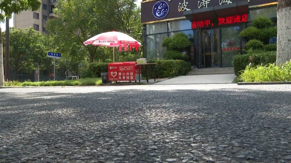 新闻特写：烈日下的“爱心水站”