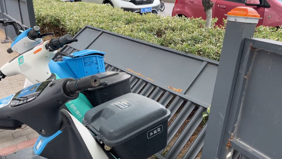 非机动车停车区护栏损坏 相关部门及时维修&ldquo;归位&rdquo;