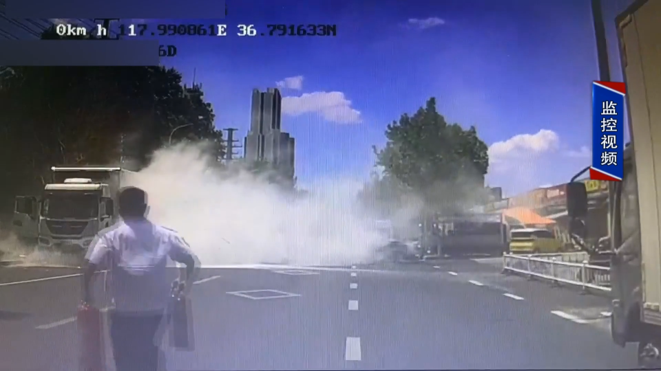 路遇车辆着火  公交车长变身&ldquo;消防员&rdquo;