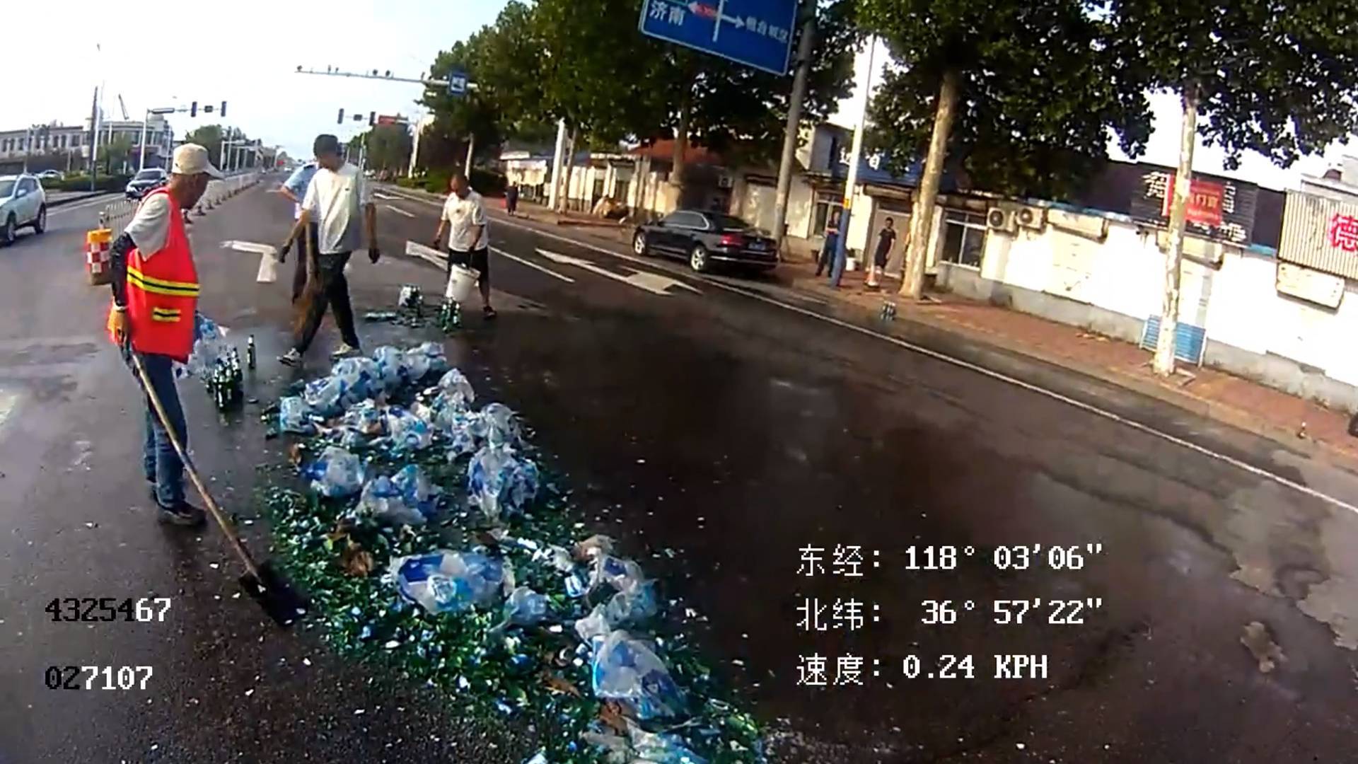 啤酒&ldquo;爆瓶&rdquo;洒一地  夏日行车别大意