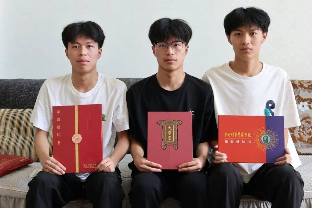 三胞胎兄弟齐上名校，全网祝福！
