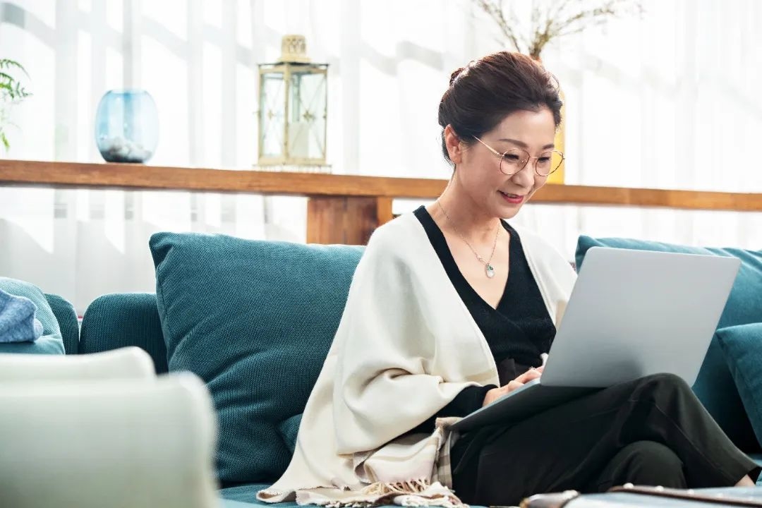 千库网_中老年女士在家使用笔记本电脑_摄影图编号411307.jpg