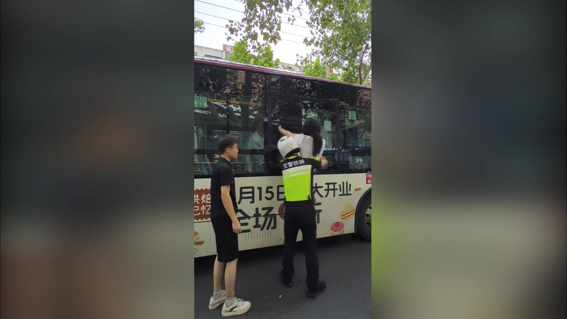 公交车故障抛锚  交警&ldquo;公主抱&rdquo;施救