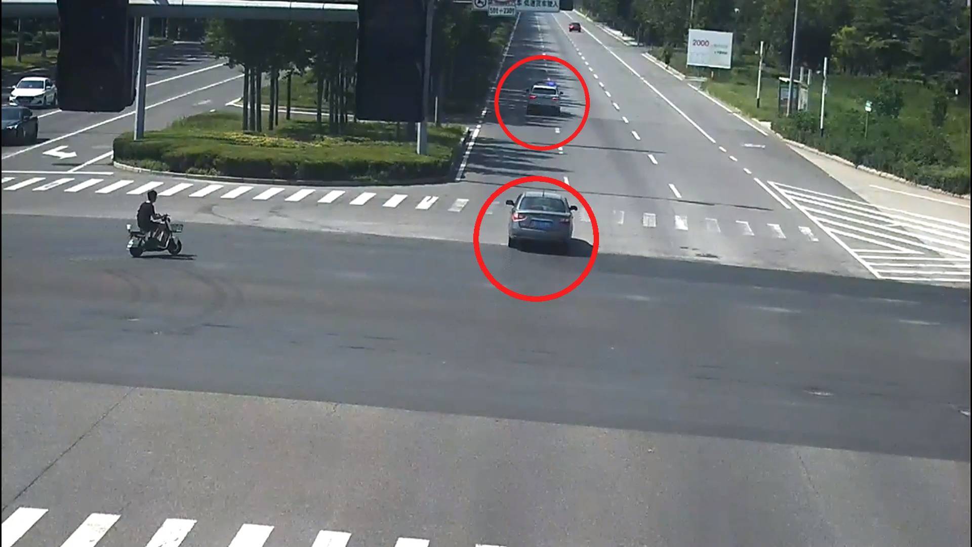 老人突发脑血栓  交警护送就医