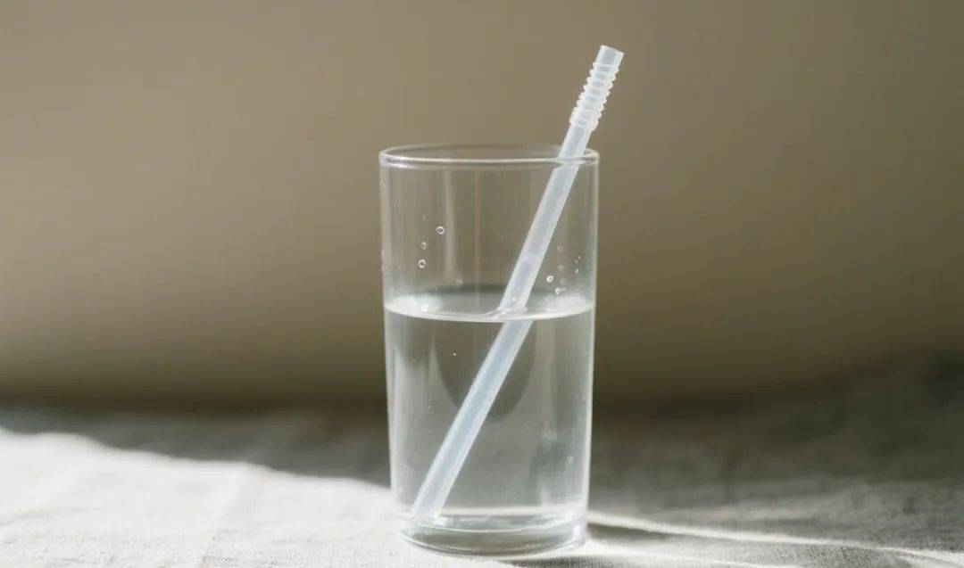 建议这几类人避免用吸管喝水