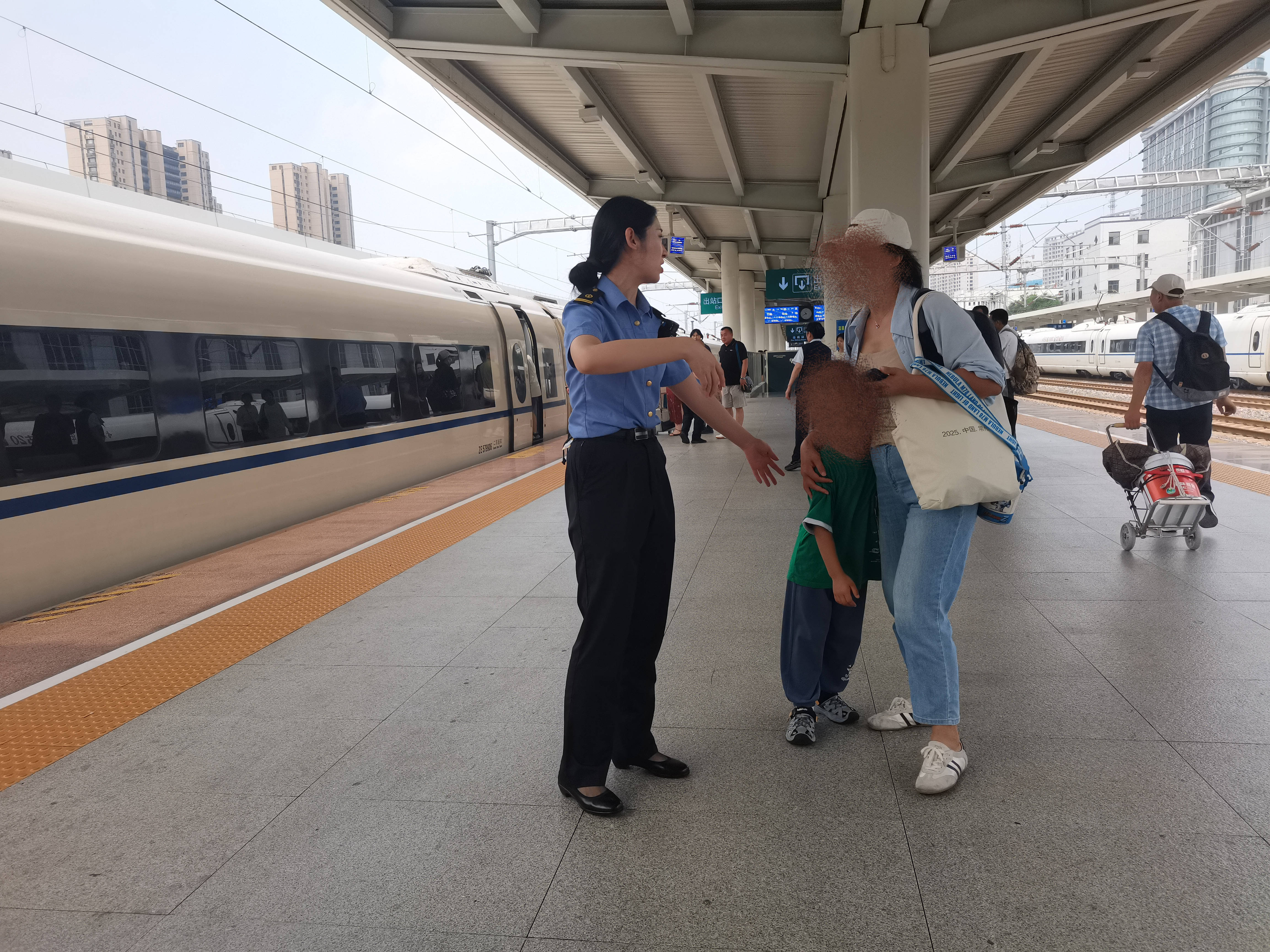 6岁男童与家人走散 淄博站工作人员悉心守护助团圆