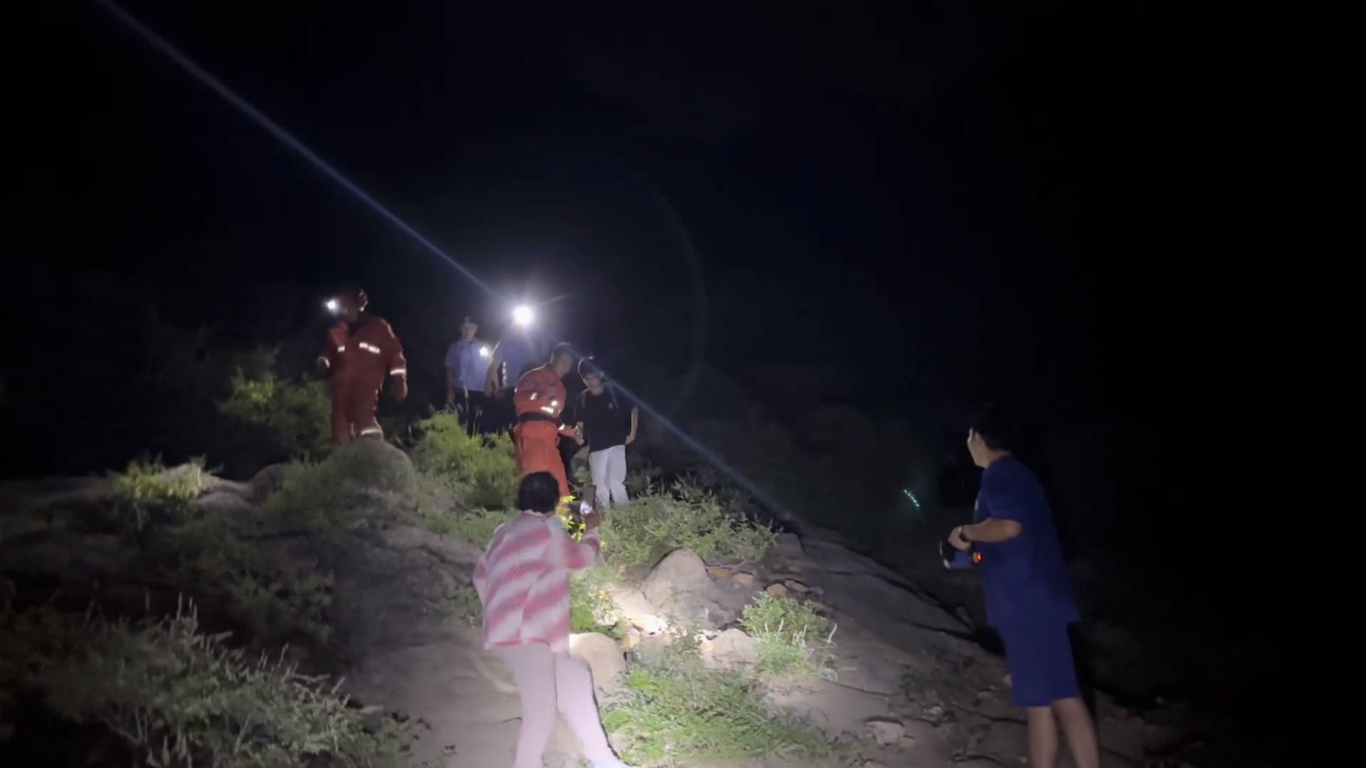 游客被困深山  消防紧急救援