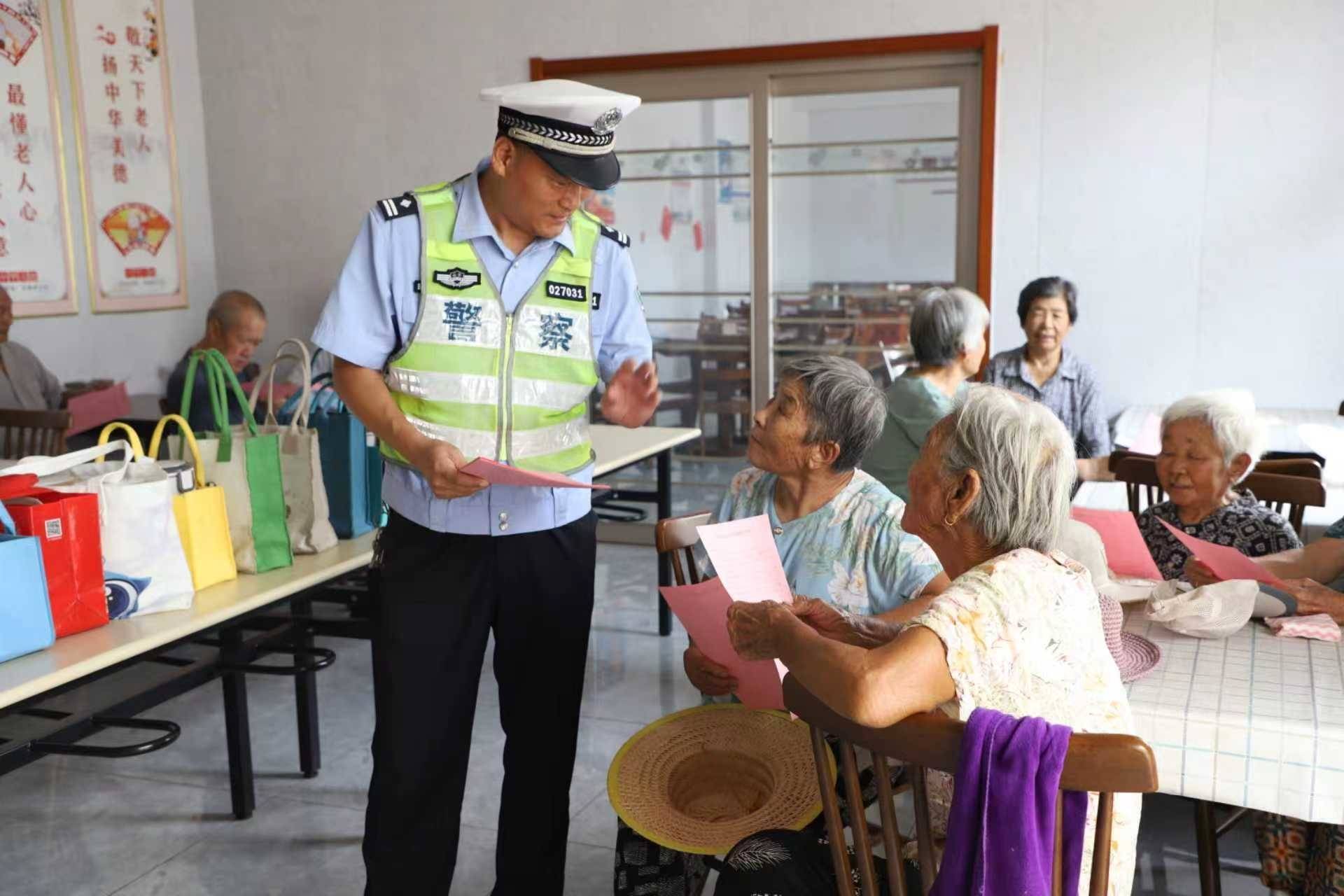 博山交警给老人送上安全&ldquo;佳肴&rdquo;