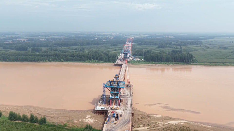 庆章高速黄河特大桥开启桥面钢箱梁拼装作业