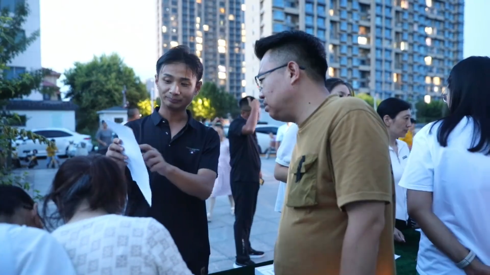 人才夜市招聘会 摆摊聊天送岗位