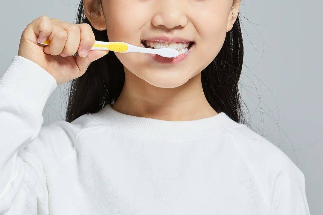 不刷牙睡觉VS不刷牙吃早餐，哪个更伤身？答案出乎意料