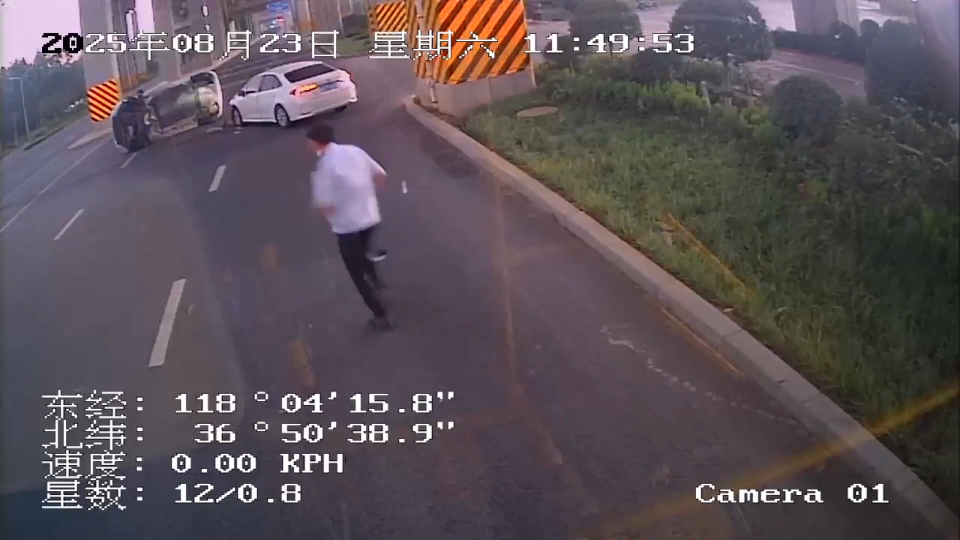 路遇车祸勇救援 公交车长显担当