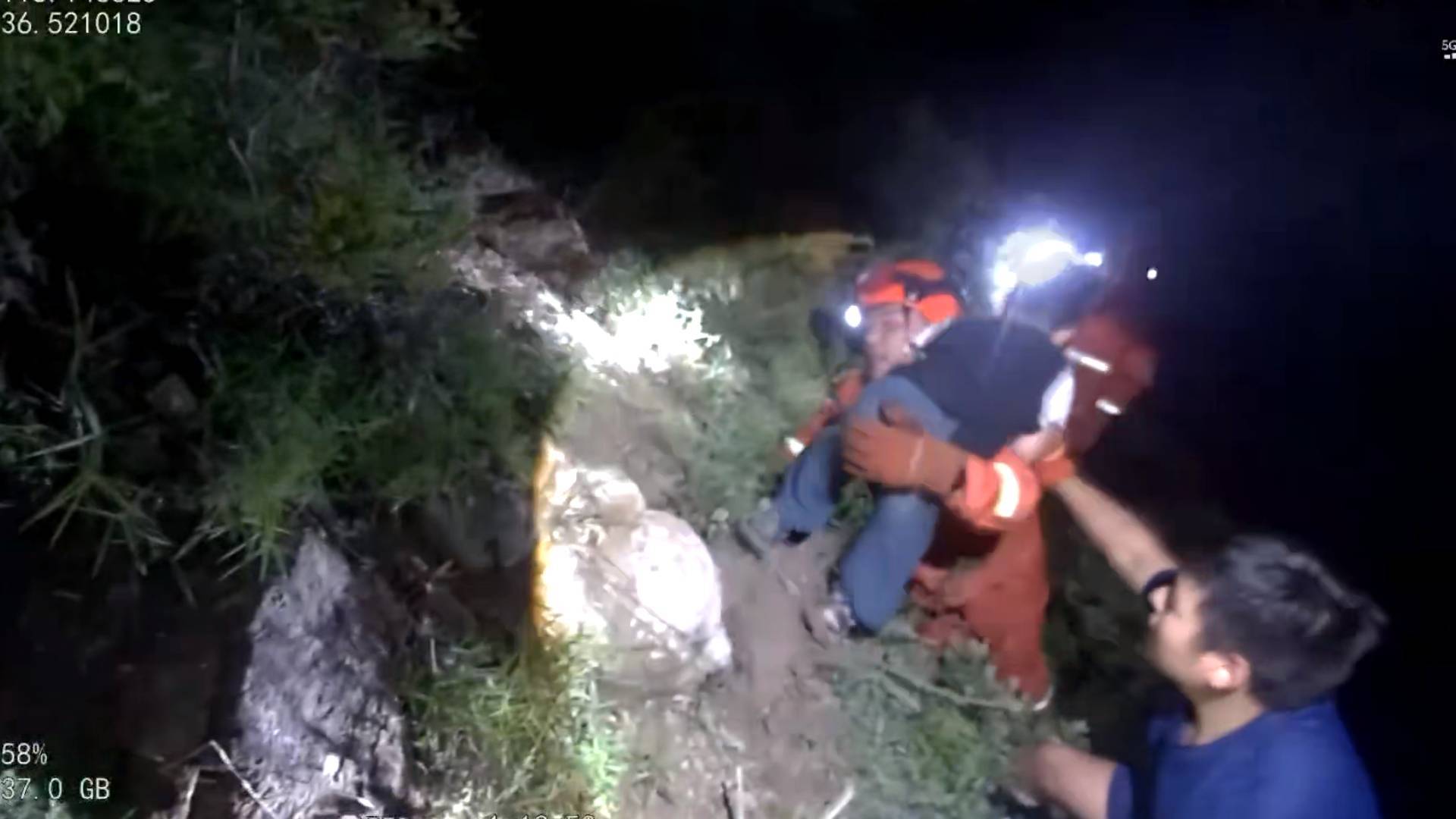 五人爬野山被困  警民搜山成功救援