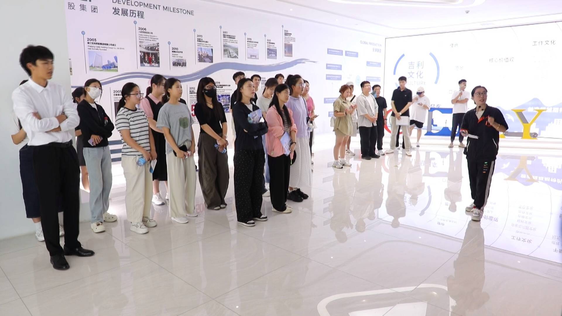 青年学子返乡看发展变化