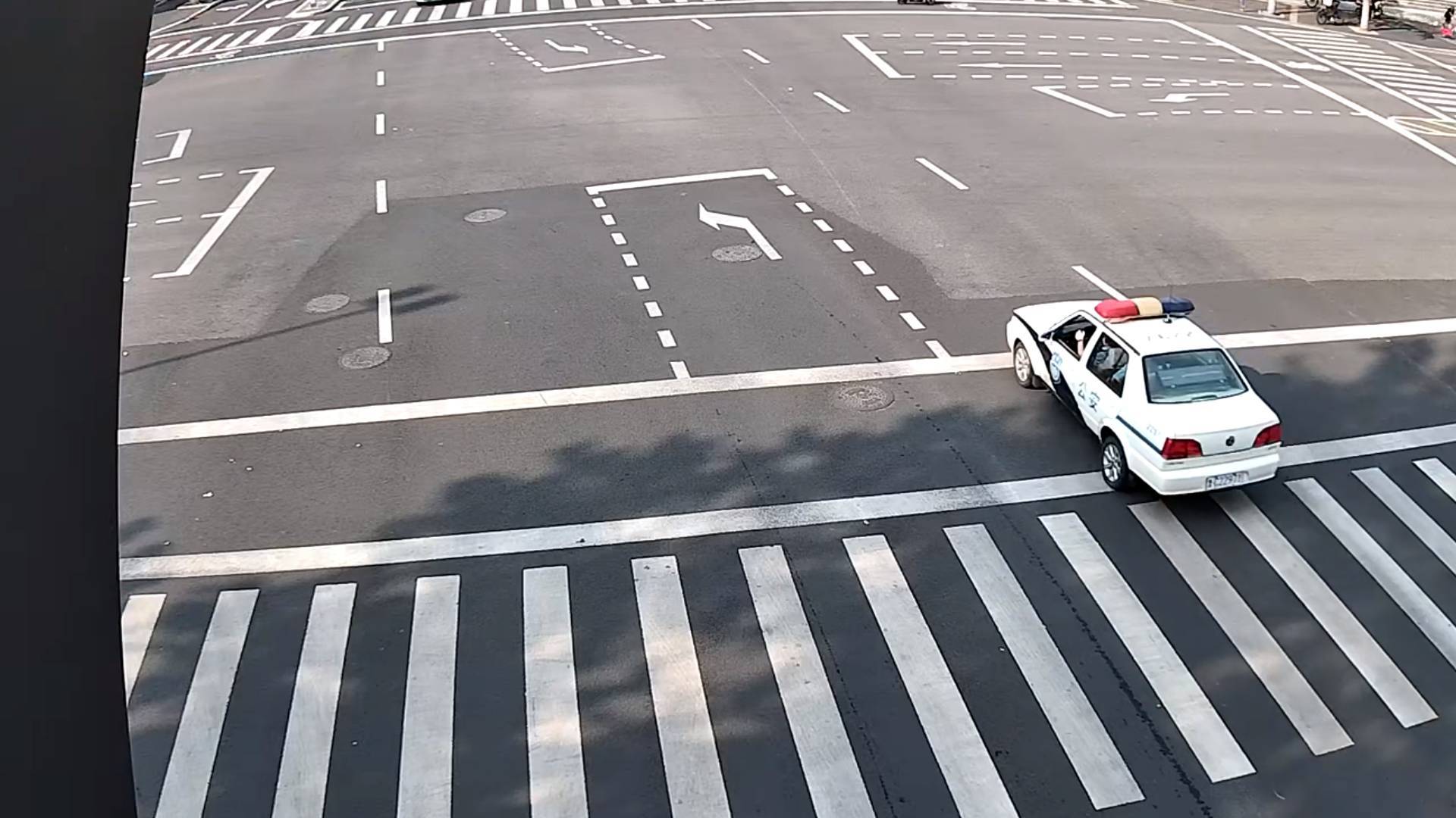 孩童患病呼吸困难 民警紧急护送就医