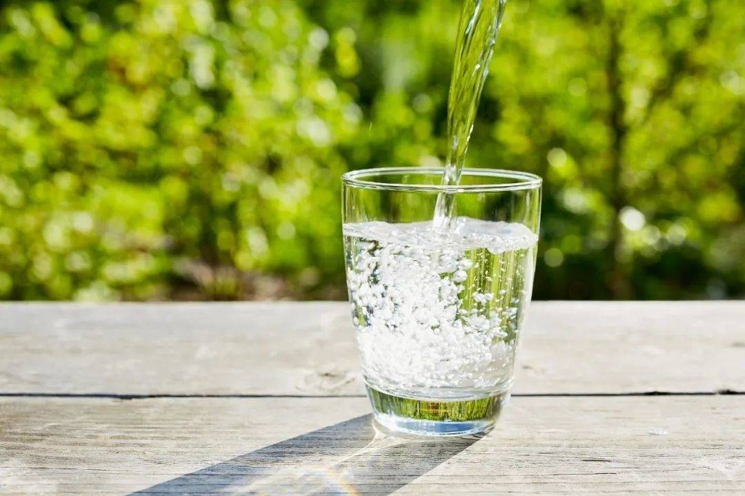 为什么医生常让多喝水？能改善多种健康问题，好处真不少