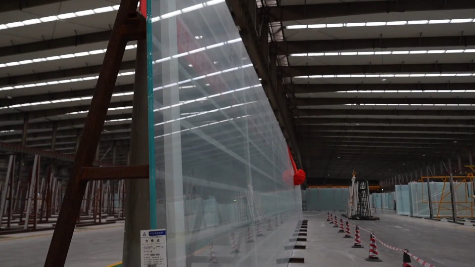 28米超白超大板玻璃下线 再破最大单片世界纪录