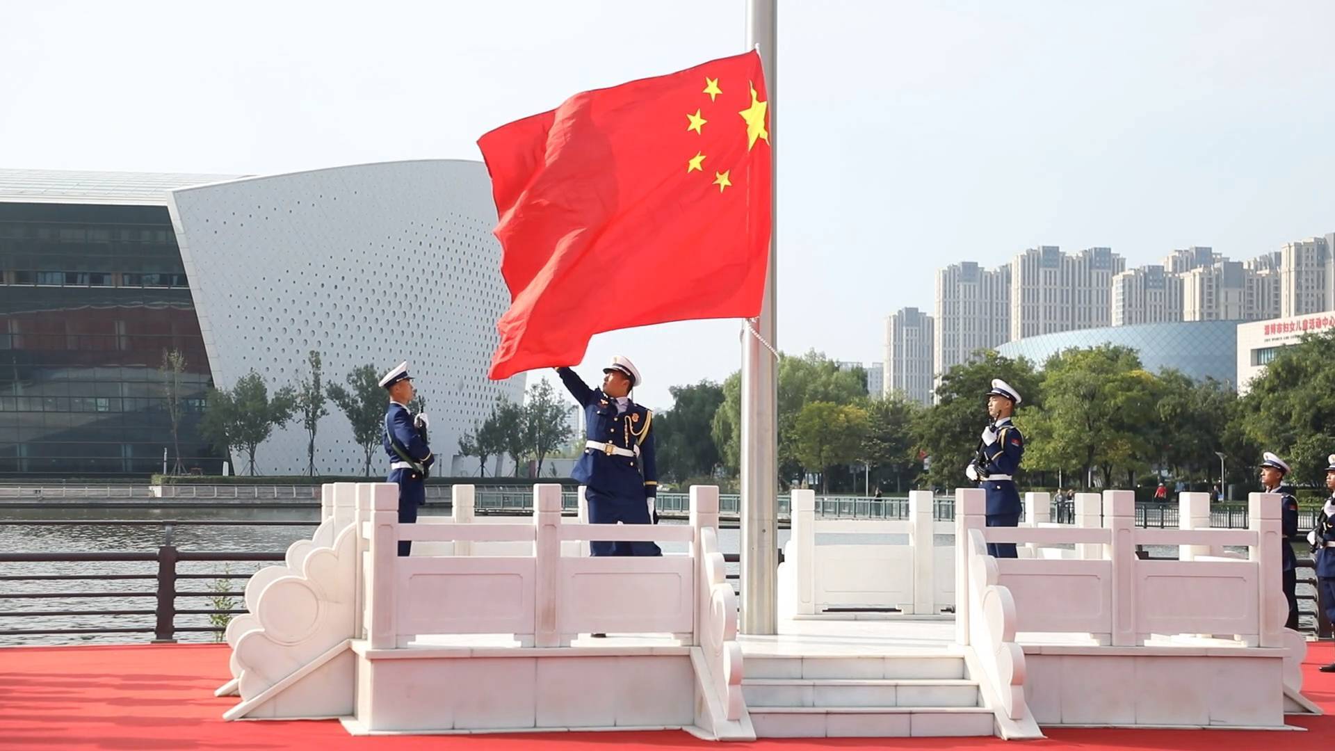 升国旗唱国歌 共庆新中国76周年华诞