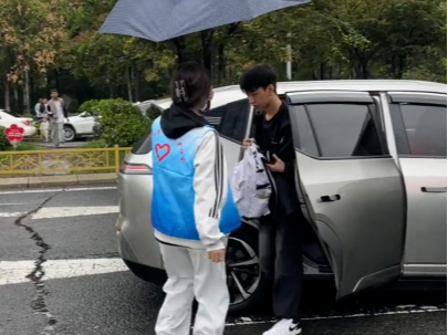 【秋光如颂  全景淄博】一把及时撑开的伞，一句耐心指引的路，这群志愿者用行动告诉你：最美的不是风景，是风雨中守护你的人