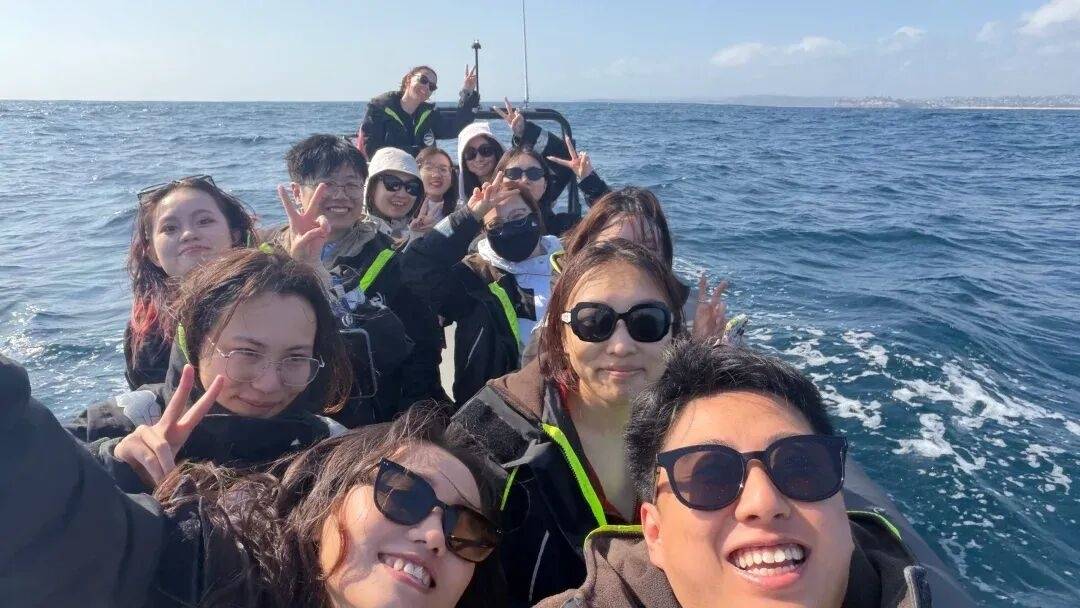 全世界都知道中国人放假了！挪威2万人口小岛因中国游客堵车