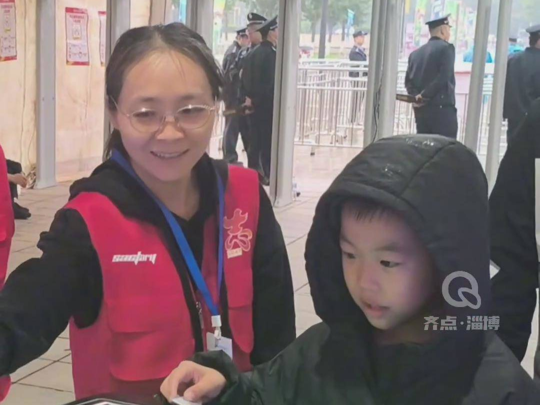 风雨中的&ldquo;志愿红&rdquo; 齐鲁超赛志愿者风雨无阻贡献温暖力量